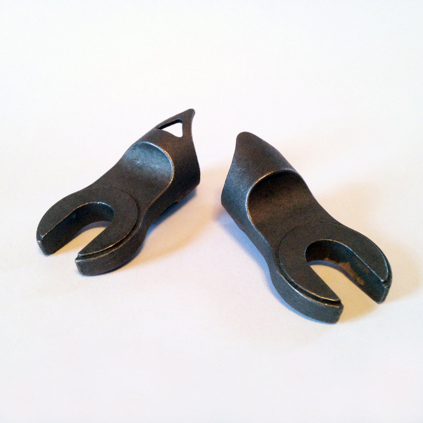 Front dropouts - lug style for 13.9mm fork blade tip.